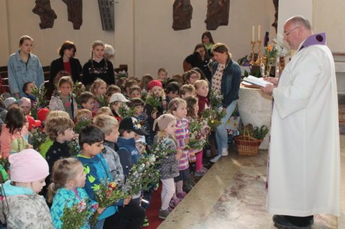 P. Salzl liest uns aus der Kinderbibel vor! (© Foto: Biethan Carmen)