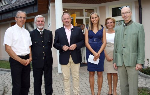 V.l.n.r.: Dechant Josef Scharf, Botschafter Donatus Köck, LH Gerhard Dörfler, PGR-Obfrau Christine Nagele, Sabrina Weiss und Hans Rumpf (KBW-Moosburg) (© Foto: Rumpf) V.l.n.r.: Dechant Josef Scharf, Botschafter Donatus Köck, LH Gerhard Dörfler, PGR-Obfrau Christine Nagele, Sabrina Weiss und Hans Rumpf (KBW-Moosburg) (© Foto: Rumpf)