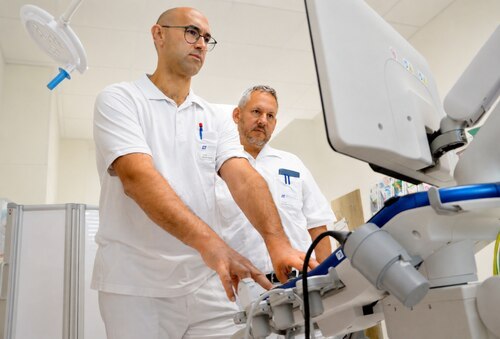 Prim. Dr. Hans Peter Gröchenig (rechts am Bild), Abteilungsvorstand der Inneren Medizin am Krankenhaus der Barmherzigen Brüder St. Veit, gemeinsam mit OA Dr. Marco Franzoi bei der Anwendung moderner Ultraschalldiagnostik im klinischen Alltag. Das Krankenhaus ist das einzige IBUS-zertifizierte Ausbildungszentrum für Darmultraschall in Österreich. (Bild © Barmherzige Brüder)