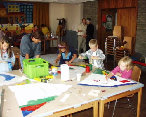 Eines der vielen Drachenbau-Seminare des KFW für Väter und Kinder! (© Foto: Unterlercher)