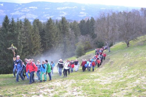 Am so genannten „Dreinagelfreitag“ finden traditionell Wallfahrten statt (im Bild: Lavanttaler Dreibergewallfahrt). (© Foto: Stiftspfarre St. Paul/Lav.)