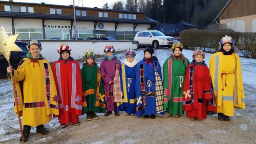 Die Sternsinger unserer Pfarre (Foto: Hermine Sereinig) Die Sternsinger unserer Pfarre (Foto: Hermine Sereinig)