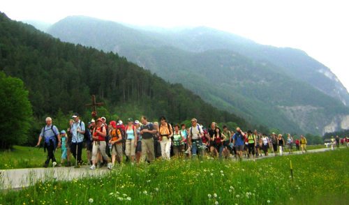 Die Drei-Täler-Wallfahrt führt von Stall nach Kötschach (im Bild: Wallfahrt 2009). (© Foto: Pfarre Stall) Die Drei-Täler-Wallfahrt führt von Stall nach Kötschach (im Bild: Wallfahrt 2009). (© Foto: Pfarre Stall)