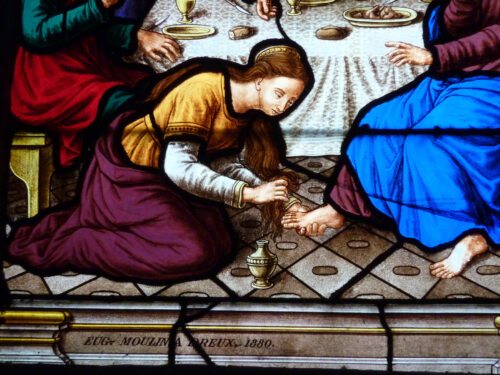 Maria salbt Jesus die Füße. Katholische Kirche Saint-Pierre in Dreux im Département Eure-et-Loir (Centre-Val de Loire/Frankreich), Bleiglasfenster mit Signatur: EUG. MOULIN A DREUX. 1880. (Foto: <a data-cke-saved-href=“https://de.m.wikipedia.org/wiki/Datei:Dreux_Saint-Pierre_Jesus_287.JPG“ href=“https://de.m.wikipedia.org/wiki/Datei:Dreux_Saint-Pierre_Jesus_287.JPG“ target=“_blank“>Wikimedia Commons / GFreihalter</a> - <a data-cke-saved-href=“https://creativecommons.org/licenses/by-sa/3.0/deed.de“ href=“https://creativecommons.org/licenses/by-sa/3.0/deed.de“ target=“_blank“> CC 3.0)</a> Maria salbt Jesus die Füße. Katholische Kirche Saint-Pierre in Dreux im Département Eure-et-Loir (Centre-Val de Loire/Frankreich), Bleiglasfenster mit Signatur: EUG. MOULIN A DREUX. 1880. (Foto: <a data-cke-saved-href=“https://de.m.wikipedia.org/wiki/Datei:Dreux_Saint-Pierre_Jesus_287.JPG“ href=“https://de.m.wikipedia.org/wiki/Datei:Dreux_Saint-Pierre_Jesus_287.JPG“ target=“_blank“>Wikimedia Commons / GFreihalter</a> - <a data-cke-saved-href=“https://creativecommons.org/licenses/by-sa/3.0/deed.de“ href=“https://creativecommons.org/licenses/by-sa/3.0/deed.de“ target=“_blank“> CC 3.0)</a>