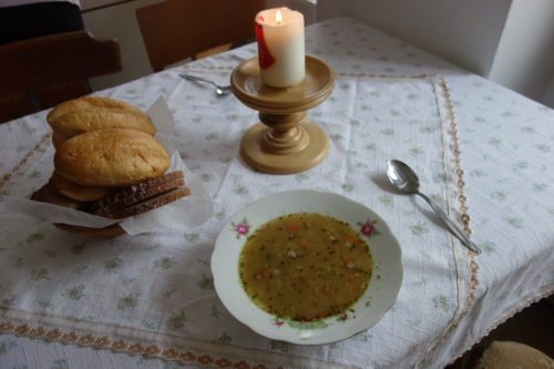 Fastensuppe 2018 im Sternberger Pfarrhof,  von Frau Elfriede Scharr und ihrem Team kredenzt. (© Foto: Edith Strauss)