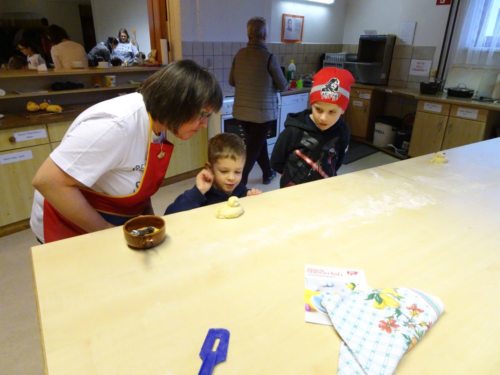 Die Kinder waren beim Backen mit Eifer bei der Sache (© Foto: Fotoalfa_DoBo)