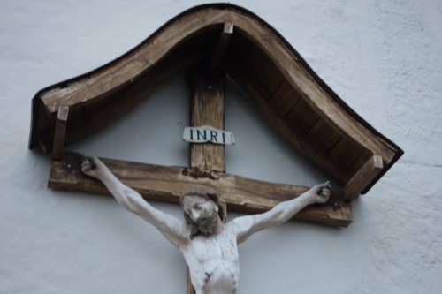 Kreuz mit Jesus Christus an der Außenfassade der Sternberger Kirche. (© Foto: Edith Strauss)