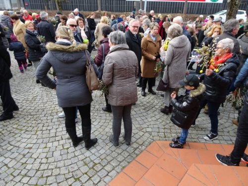 Begegnungen während der Agape vor der Kirche. (© Foto: Fotoalfa_DoBo)