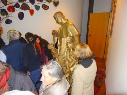 Feiern mit Don Bosco – Die Statue Don Bosco war während des Festgottesdienstes in Klagenfurt-Don Bosco der Mittelpunkt des Geschehens. Alle Fotos: Kath. Gemeindezentrum Klagenfurt-Don Bosco Slide 1 mit einer Hörprobe des Don Bosco Liedes Slide 2 mit einer Fotoserie vom Festgottesdienst   