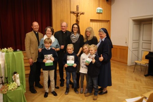 Präsentation des Familienheftes im Festsaal des Schulzentrums St. Ursula (© Foto: BL) Präsentation des Familienheftes im Festsaal des Schulzentrums St. Ursula (© Foto: BL)