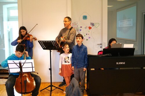 Zwischen den Vorträgen und beim Lobpreis in der Kirche, übernahm Familie Walcher die musikalische Umrahmung.<br />
Foto: P. Emmanuel-Maria Fitz OFM Zwischen den Vorträgen und beim Lobpreis in der Kirche, übernahm Familie Walcher die musikalische Umrahmung.<br />
Foto: P. Emmanuel-Maria Fitz OFM