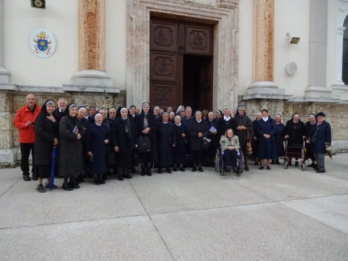 Die Gruppe der Kärntner Ordenschristen vor der Basilika (Sr. Pallotti)