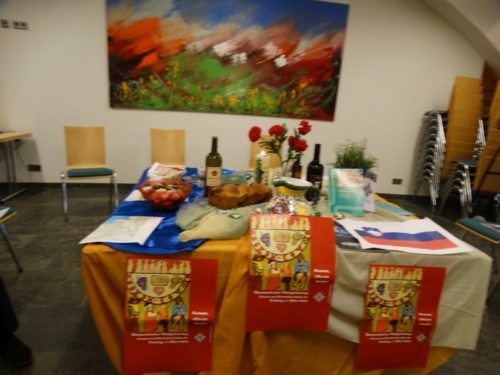 Tisch mit Produkten aus Slowenien (mw)