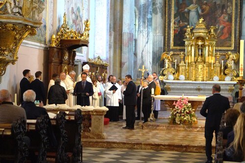 Walter Lora sagt am Anfang der Feier zum Bischof: “Hier bin ich“ und drückt somit seine Bereitschaft aus, den Dienst als Akolyth zu übernehmen.<br />
Foto: P. Emmanuel-Maria Fitz OFM