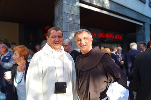 P. Terentius Gizdon OFM freut sich mit und über den neuen Akolythen Walter Lora.<br />
Foto: P. Emmanuel-Maria Fitz OFM P. Terentius Gizdon OFM freut sich mit und über den neuen Akolythen Walter Lora.<br />
Foto: P. Emmanuel-Maria Fitz OFM