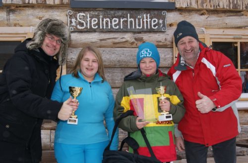 Pfarrer Jacek WESOLY und Bürgermeister Andreas GRABUSCHNIG gratulierten den Schnellsten (© Foto: DSG)