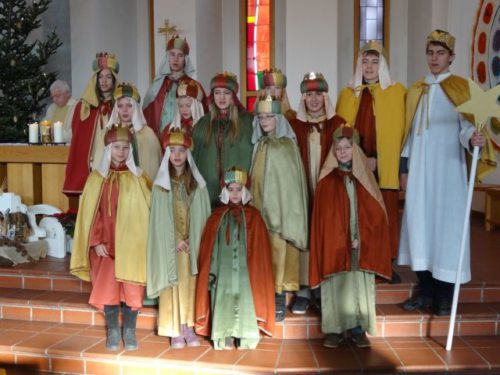 Die Sternsinger-Gruppen bringen noch einmal ihr Lied und die Sprüchlein zum Abschluß des Gottesdienstes vor. (© Foto: Fotoalfa)