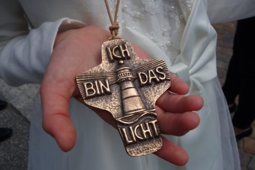 Das Schmuckkreuz ist das Geschenk der Pfarre Köstenberg an die Erstkommunionkinder des Jahrganges 2017/2018. (© Foto: Edith Strauss)