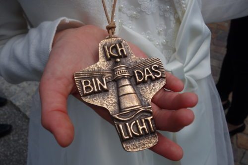 Das Schmuckkreuz ist das Geschenk der Pfarre Köstenberg an die Erstkommunionkinder des Jahrganges 2017/2018. (© Foto: Edith Strauss) Das Schmuckkreuz ist das Geschenk der Pfarre Köstenberg an die Erstkommunionkinder des Jahrganges 2017/2018. (© Foto: Edith Strauss)