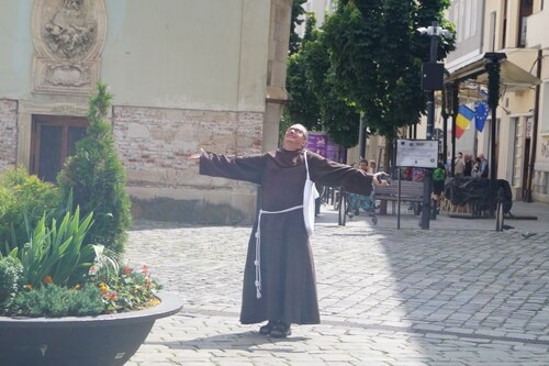 Br. Patrik, der die Projekte von Franz hilf koordiniert, freut sich vor der Franziskanerkirche über das schöne Wetter. Dies wird jedoch nicht lange anhalten.<br />
Foto: P. Emmanuel-Maria Fitz OFM Br. Patrik, der die Projekte von Franz hilf koordiniert, freut sich vor der Franziskanerkirche über das schöne Wetter. Dies wird jedoch nicht lange anhalten.<br />
Foto: P. Emmanuel-Maria Fitz OFM
