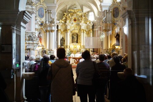 Am Festtag des hl. Antonius von Padua besuchen viele Menschen einer der mehreren Gottesdienste in der Franziskanerkirche und nutzen die Möglichkeit der Beichte.<br />
Foto: P. Emmanuel-Maria Fitz OFM Am Festtag des hl. Antonius von Padua besuchen viele Menschen einer der mehreren Gottesdienste in der Franziskanerkirche und nutzen die Möglichkeit der Beichte.<br />
Foto: P. Emmanuel-Maria Fitz OFM