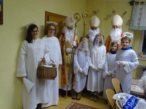 Die Nikolos und Engel von Maria Rain (© Foto: Ludwig Kastrun)