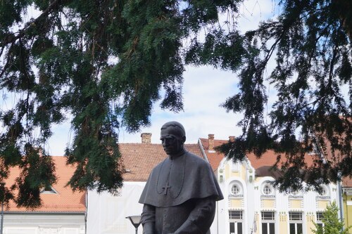 Bischof Áron stellte sich dem kommunistischen Regime entgegen. Dies führte zu einer sechsjährigen Haftstrafe. Der Seligsprechungsprozess ist eröffnet.<br />
Foto: P. Emmanuel-Maria Fitz OFM Bischof Áron stellte sich dem kommunistischen Regime entgegen. Dies führte zu einer sechsjährigen Haftstrafe. Der Seligsprechungsprozess ist eröffnet.<br />
Foto: P. Emmanuel-Maria Fitz OFM