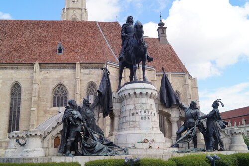 Das Denkmal des Corvinus zeugt bis heute von der Rivalität zwischen Ungarn und Rumänien in Siebenbürgen.<br />
Foto: P. Emmanuel-Maria Fitz OFM Das Denkmal des Corvinus zeugt bis heute von der Rivalität zwischen Ungarn und Rumänien in Siebenbürgen.<br />
Foto: P. Emmanuel-Maria Fitz OFM