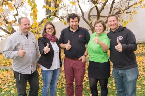 Das aktuelle und ehemalige Team der KJ Lavanttal freut sich mit der Diözesanleitung der Katholischen Jugend über ein gelungenes Geburtstagsfest (© Foto: KJ Lavanttal) Das aktuelle und ehemalige Team der KJ Lavanttal freut sich mit der Diözesanleitung der Katholischen Jugend über ein gelungenes Geburtstagsfest (© Foto: KJ Lavanttal)