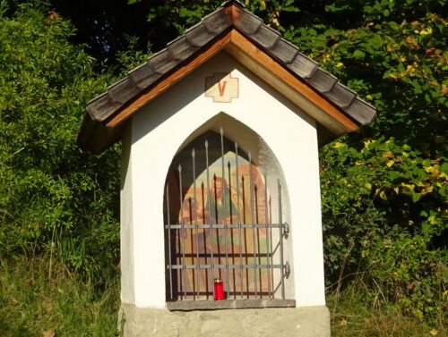 Fünfte Station – Simon von Zyrene hilft Jesus das Kreuz tragen. (P.St.).