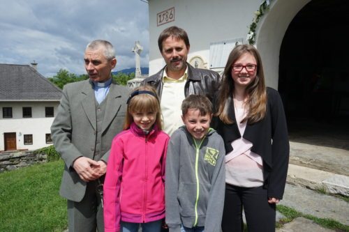 links im Bild Pfarrer Mag. Janusz Kroczek mit dem Obmann des Pfarrgemeinderates, Ministranten und Gästen (© Foto: Edith Strauss) links im Bild Pfarrer Mag. Janusz Kroczek mit dem Obmann des Pfarrgemeinderates, Ministranten und Gästen (© Foto: Edith Strauss)