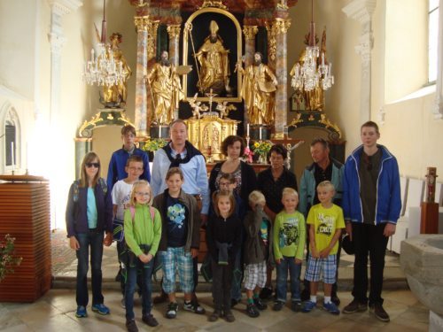 Die MinistrantInnen mit Pfarrer Miklau in der Pfarrkirche Diex. (© Foto: fotogard)