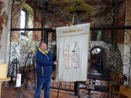 Obmann Valentin Schaller mit der Fahne der Josefbruderschaft – dargestellt ist die hl. Familie (hl. Maria, Jesuskind und hl. Josef). (Bild: P.St.). Obmann Valentin Schaller mit der Fahne der Josefbruderschaft – dargestellt ist die hl. Familie (hl. Maria, Jesuskind und hl. Josef). (Bild: P.St.).