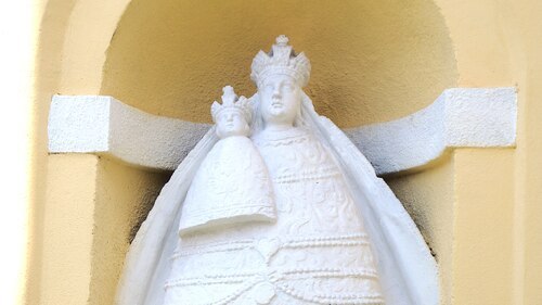 Die uns vertraute Mariendarstellung aus Mariazell in Österreich begegnet uns<br />
im hunderte Kilometer entfernten Deva bei den Franziskanern.<br />
Foto: P. Emmanuel-Maria Fitz OFM Die uns vertraute Mariendarstellung aus Mariazell in Österreich begegnet uns<br />
im hunderte Kilometer entfernten Deva bei den Franziskanern.<br />
Foto: P. Emmanuel-Maria Fitz OFM