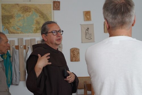 Br. Patrik von Franz Hilf in Wien, gibt uns einen ersten Einblick über das Projekt.<br />
Foto: P. Emmanuel-Maria Fitz OFM Br. Patrik von Franz Hilf in Wien, gibt uns einen ersten Einblick über das Projekt.<br />
Foto: P. Emmanuel-Maria Fitz OFM