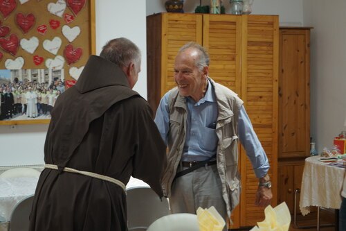 P. Csaba begrüßt uns und freut sich über den Besuch aus Österreich.<br />
Foto: P. Emmanuel-Maria Fitz OFM P. Csaba begrüßt uns und freut sich über den Besuch aus Österreich.<br />
Foto: P. Emmanuel-Maria Fitz OFM
