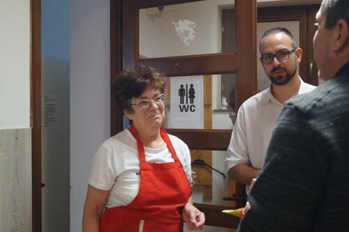Eine der vielen freiwilligen Helferinnen, wird ein kleines Präsent überreicht und für das gute Essen gedankt.<br />
Foto: P. Emmanuel-Maria Fitz OFM Eine der vielen freiwilligen Helferinnen, wird ein kleines Präsent überreicht und für das gute Essen gedankt.<br />
Foto: P. Emmanuel-Maria Fitz OFM