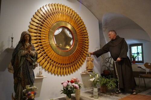 Dem Prager Jesuskind werden alle Kinder und Jugendliche anvertraut,<br />
die in einem der Häuser der Stiftung Heiliger Franziskus eine neues Zuhause gefunden haben.<br />
Foto: P. Emmanuel-Maria Fitz OFM Dem Prager Jesuskind werden alle Kinder und Jugendliche anvertraut,<br />
die in einem der Häuser der Stiftung Heiliger Franziskus eine neues Zuhause gefunden haben.<br />
Foto: P. Emmanuel-Maria Fitz OFM