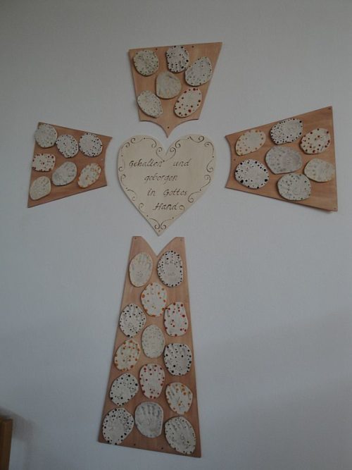 Das große Altarbild mit dem Händeabdruck der Erstkommunionkinder (© Foto: Kath. Gemeindezentrum Klagenfurt-Don Bosco)