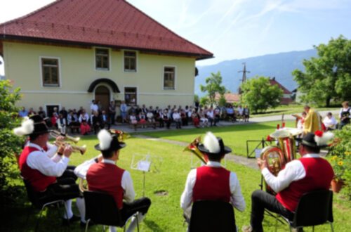 Festgottesdienst im Pfarrgarten – es bot sich allen ein prachtvolles Bild! (Bild: P.St.).