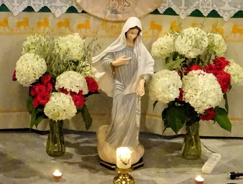 Marienstatue „Gospa“ von Medjugorje – Friedenskönigin (Pfarrkirche St. Stefan). Bild: P.St.