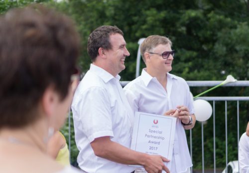 Diözesanreferent Mag. Markus Auer mit Sportunion Kärnten Geschäftsführer Mag. Christian Cijan bei der Award übergabe (© Foto: Sportunion Kärnten/Ritzmaier)