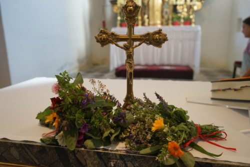Kräutersegnung - der geschmückte Altar (© Foto: Edith Strauss) Kräutersegnung - der geschmückte Altar (© Foto: Edith Strauss)