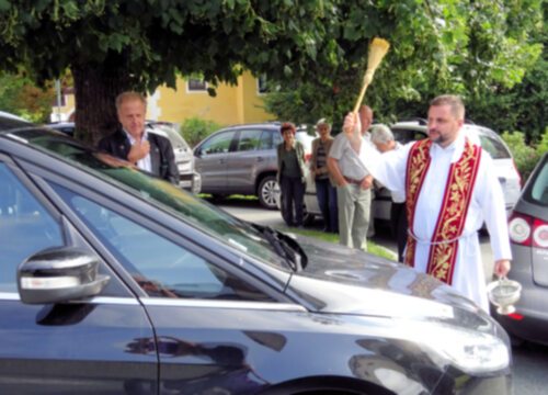 Die Fahrzeuge der Gottesdienstbesucher wurden von Pfarrer Martin gesegnet. (Bild: P.St.).