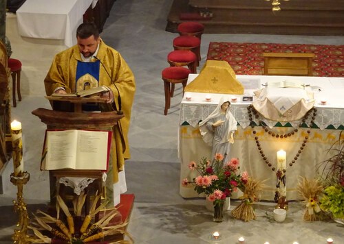 l. Messe anlässlich der Medjugorje-Andacht am 01. Okt. Beim Volksaltar Marienstatue die „Gospa“ von Medjugorje (Friedenskönigin) und der Rosenkranz. (Bild: P.St.). l. Messe anlässlich der Medjugorje-Andacht am 01. Okt. Beim Volksaltar Marienstatue die „Gospa“ von Medjugorje (Friedenskönigin) und der Rosenkranz. (Bild: P.St.).