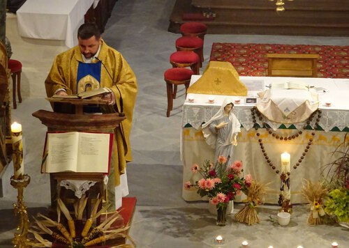 l. Messe anlässlich der Medjugorje-Andacht am 01. Okt. Beim Volksaltar Marienstatue die „Gospa“ von Medjugorje (Friedenskönigin) und der Rosenkranz. (Bild: P.St.).