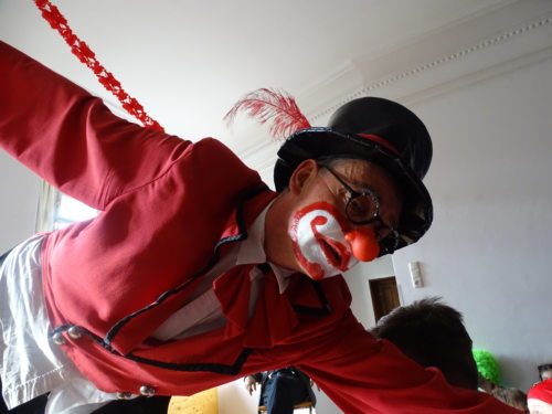 Clown Rote Feder im Anflug (Pfarre Viktring-Stein)