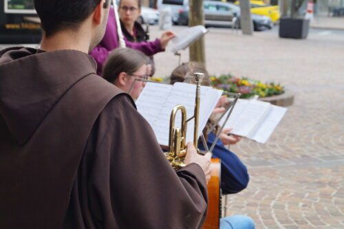 Musikstraßenapostolat<br />
(Foto: P. Emmanuel-Maria Fitz ofm)