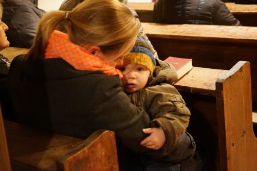 Mama und bébé besuchen gemeinsam die Ragainer Adventfeier. (© Foto: Edith Strauss)