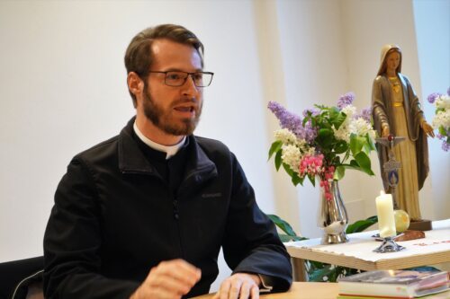 P. Bernd Wegscheider, der geistliche Leiter des höchsten Gremiums der Laienbewegung Legion Mariens in Kärnten, gibt einen Impuls.<br />
(Foto: P. Emmanuel-Maria Fitz ofm)